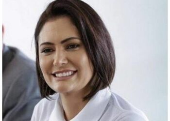 Primeira-dama presta queixa contra banda Detonautas após canção polêmica chamada ” Micheque”