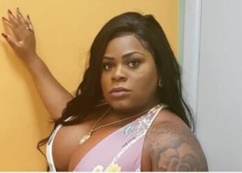 JojoTodynho fica furiosa após votação e amassa garrafa