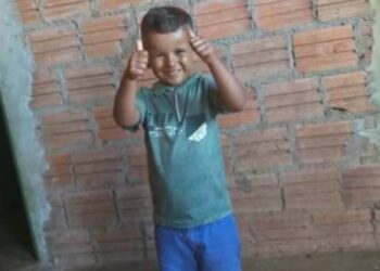 Menino de 4 anos morre dentro de carro exposto ao sol
