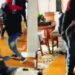 Menino de 5 anos ataca bandidos armados para defender a mãe; assista o vídeo