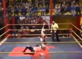Lutador morre após sofrer infarto em ringue de luta livre; assista o vídeo