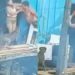 Vídeo: Homem é flagrado tentando matar companheira a pauladas após não gostar de almoço feito por ela