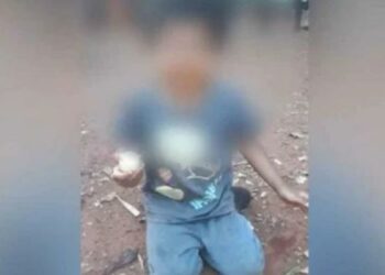 Vídeo: pai obriga o filho de 4 anos a comer ovo cru que deixou cair no chão