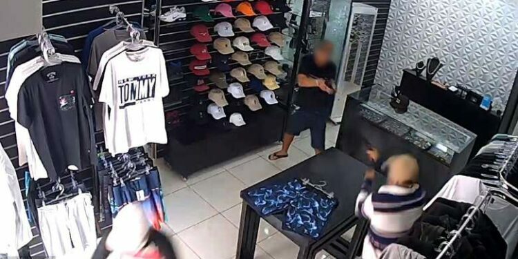 VÍDEO: comerciante reage a assalto e mata bandidos a tiros