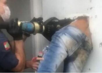 Pego no pulo: homem tenta fugir de cadeia e acaba entalado