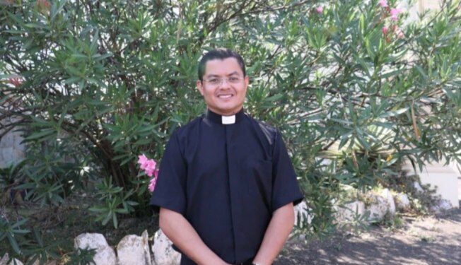 Padre é assassinado a facadas por homem com quem teria um relacionamento amoroso