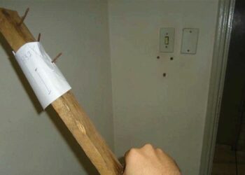 Homem é preso ao usar pedaço de madeira com pregos para espancar a companheira