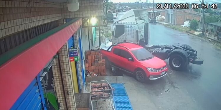 Casal escapa de ser esmagado por caminhão em Manaus; assista o vídeo