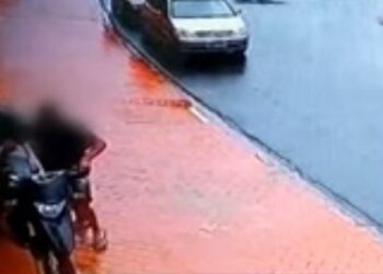 Mãe de bandido o leva pelas orelhas até à delegacia após descobrir sua participação em assalto