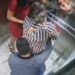 Mulher entra em trabalho de parto e dá à luz dentro de elevador; assista o vídeo