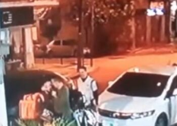Vídeo: delegado coloca arma na boca de motoboy e o ameaça de morte durante discussão