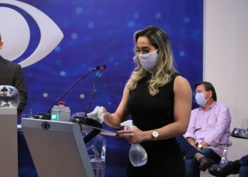 Estudante e modelo rouba a cena durante debate eleitoral na Band Amazonas