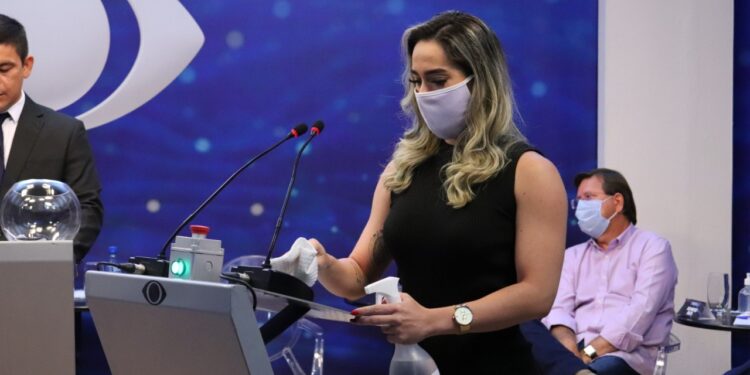 Estudante e modelo rouba a cena durante debate eleitoral na Band Amazonas