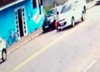 Vídeo: menino de 9 anos é atropelado por carro, levanta e sai andando