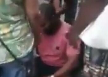 Homem negro desmaia ao ser acusado de roubo por seguranças de loja de sapatos