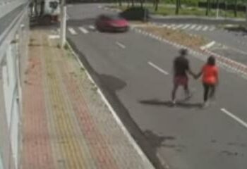 Vídeo: motorista atropela casal e foge sem prestar socorro