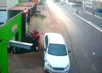 Vídeo: motorista embriagado atropela motociclistas e mata um deles