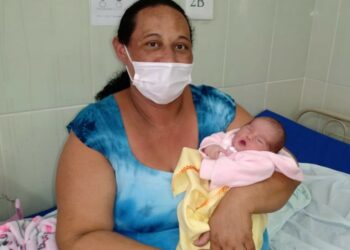 Mulher descobre que estava esperando um bebê ao dar à luz em banheiro