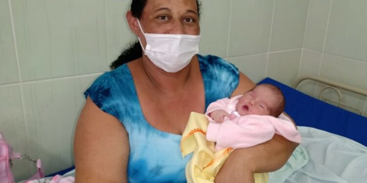 Mulher descobre que estava esperando um bebê ao dar à luz em banheiro