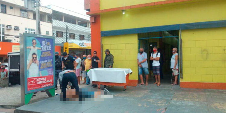 Vendedor de queijo é assassinado com tiro na cabeça na frente de sua esposa na avenida Djalma Batista