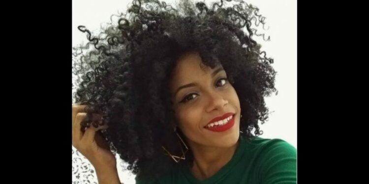 Modelo é assassinada a facadas pelo ex-namorado no momento em que chegava no trabalho