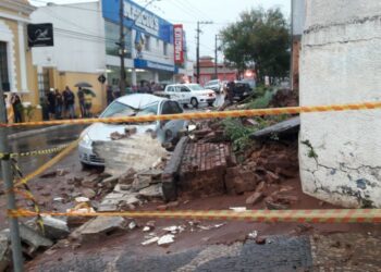 Vídeo: mãe e filha morrem após muro cair sobre elas