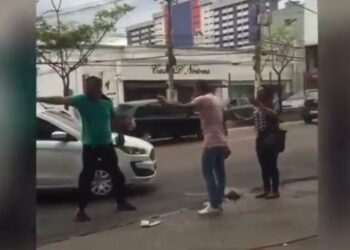 Vídeo: motorista de ônibus agride motorista de app em briga de trânsito em Manaus