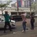 Vídeo: motorista de ônibus agride motorista de app em briga de trânsito em Manaus