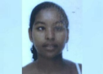 Mulher é brutalmente assassinada a facadas dentro de casa pelo namorado