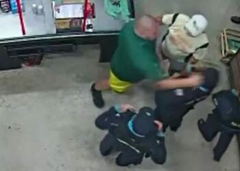 Vídeo: tenente-coronel é agredido por sargento que se recusou a usar máscara dentro de supermercado