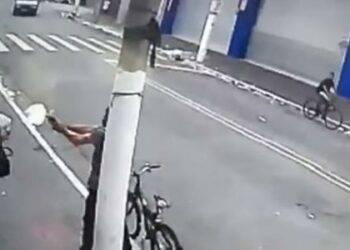 Vídeo: mulher é assassinada a tiros por criminoso no meio da rua