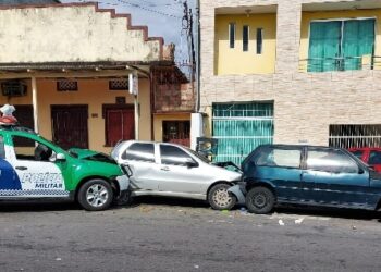 Viatura policial perde o controle e bate em quatro carros durante perseguição a bandidos em Manaus