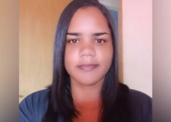 Homem é preso após matar companheira a facadas na frente das filhas