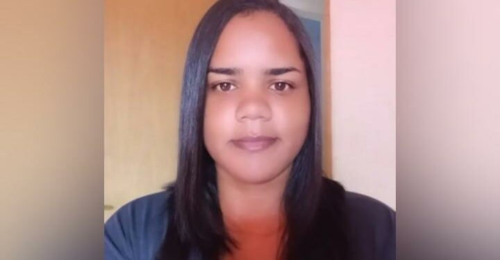 Homem é preso após matar companheira a facadas na frente das filhas
