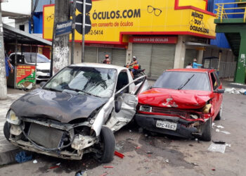 Em Manaus, grave acidente deixa motorista preso às ferragens e 3 feridos