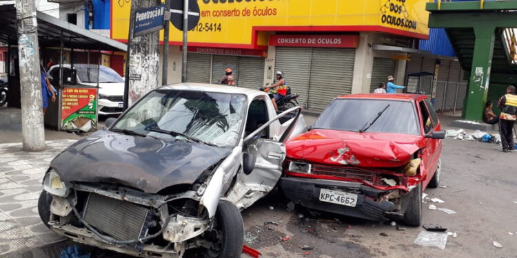 Em Manaus, grave acidente deixa motorista preso às ferragens e 3 feridos