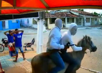 Vídeo: dupla é presa após assaltar mercadinho montada a cavalo
