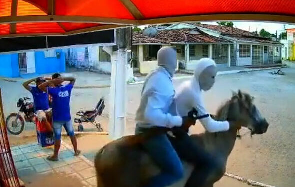Vídeo: dupla é presa após assaltar mercadinho montada a cavalo