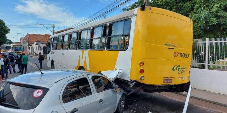 Motorista de aplicativo persegue e atropela assaltantes em Manaus