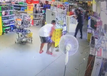 Bandido mata policial com um tiro na cabeça durante assalto a supermercado; assista