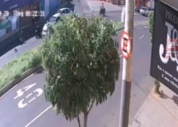 Idoso cadeirante morre ao ser atropelado por caminhonete; assista o vídeo