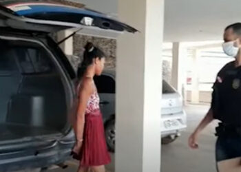 Mulher é presa após manter mãe com esquizofrenia em cárcere privado