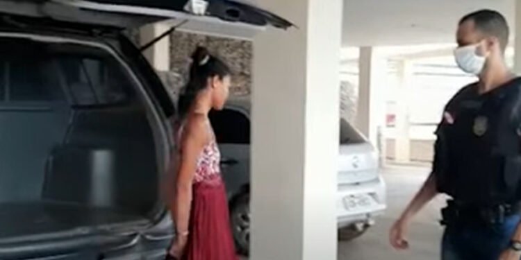 Mulher é presa após manter mãe com esquizofrenia em cárcere privado
