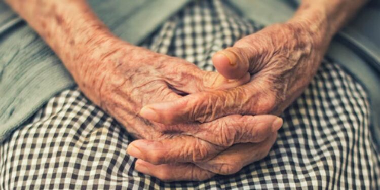 Idosa de 74 anos morre após ser estuprada pelo filho adotivo