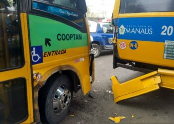 Acidente entre “amarelinhos” deixa quatro feridos em Manaus