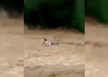 Vídeo mostra mulher sendo arrastada por enchente