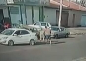 Vídeo: Homem dá voadora em mulher durante discussão de trânsito