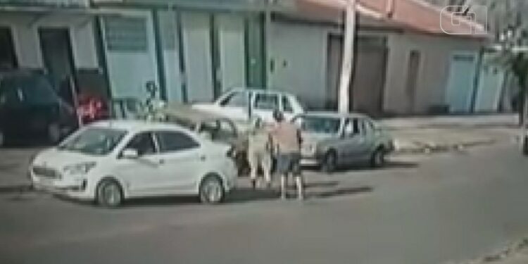 Vídeo: Homem dá voadora em mulher durante discussão de trânsito