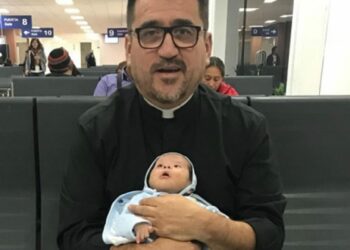 Padre adota bebê com síndrome de Down que foi abandonado pela mãe em hospital
