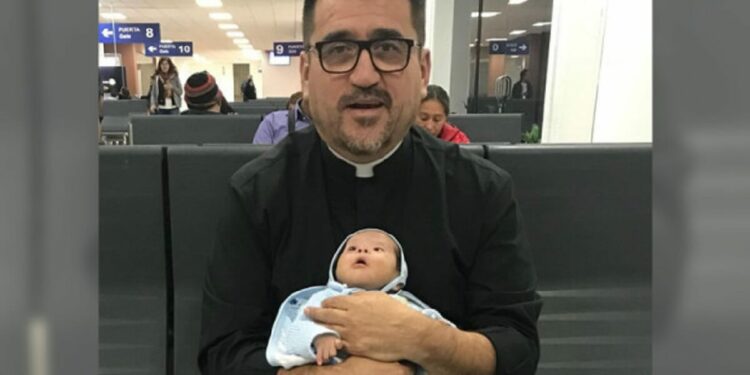Padre adota bebê com síndrome de Down que foi abandonado pela mãe em hospital